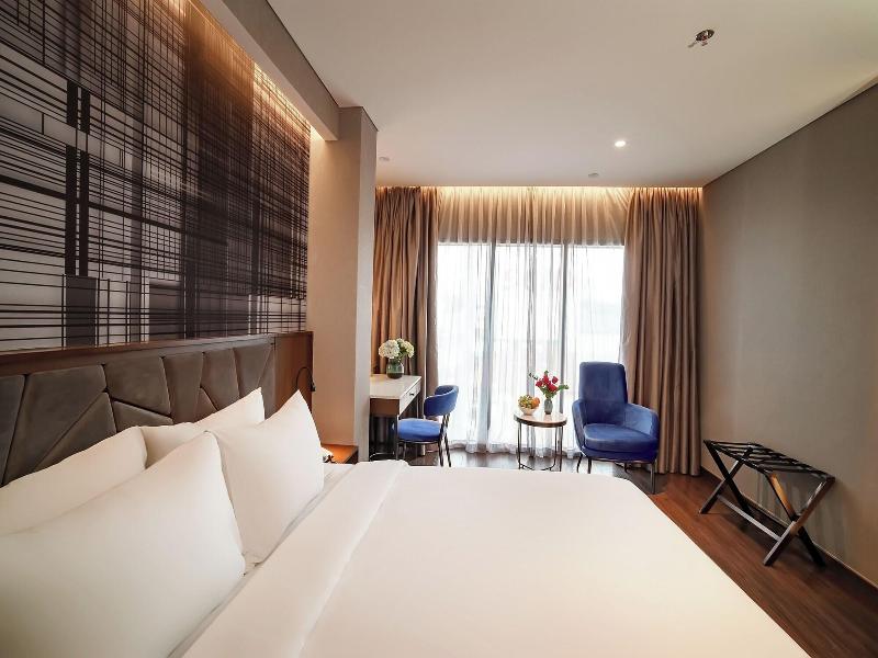 Nhat Ha Lavish Hotel image