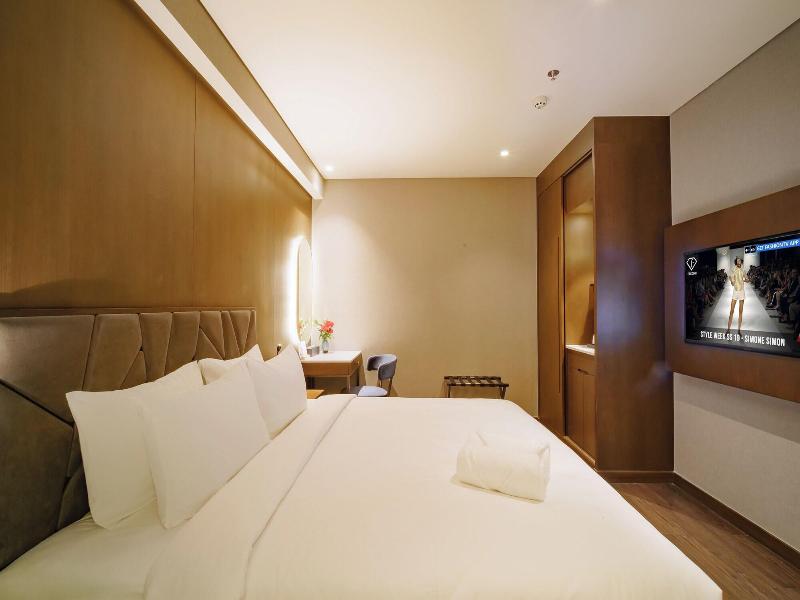 Nhat Ha Lavish Hotel image