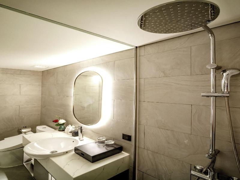 Nhat Ha Lavish Hotel image