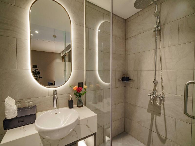 Nhat Ha Lavish Hotel image