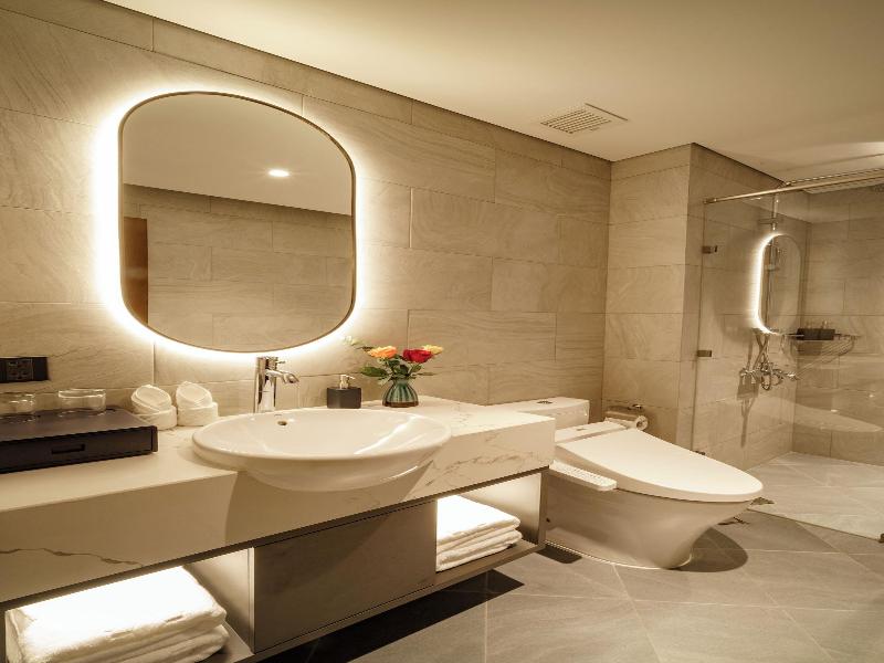 Nhat Ha Lavish Hotel image