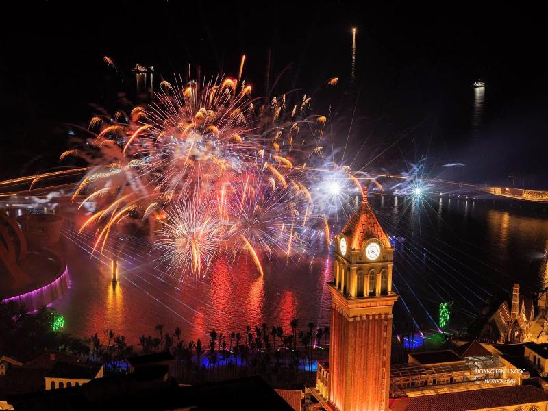 Luna Sol Sunset Firework Signature image