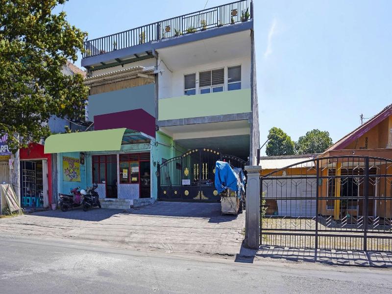 Oyo Life 91670 Mannsur Homestay Syariah image