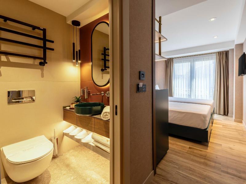 Emilion Hotel image