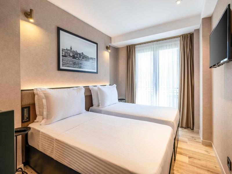 Emilion Hotel image