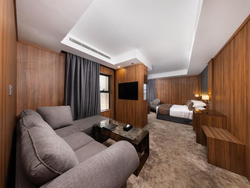 E Hotel image