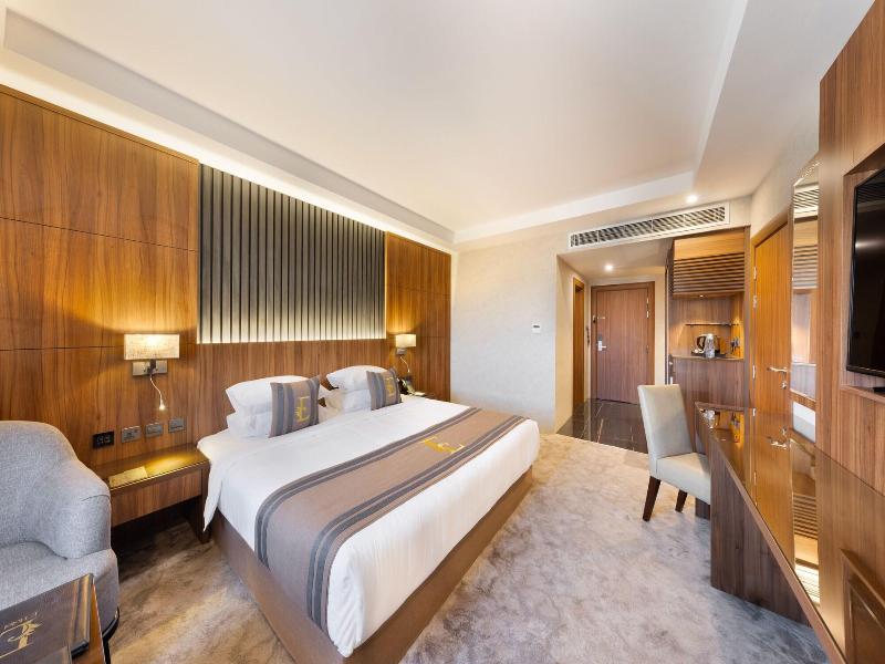 E Hotel image