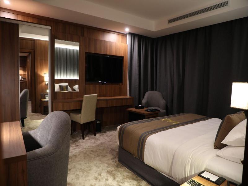 E Hotel image