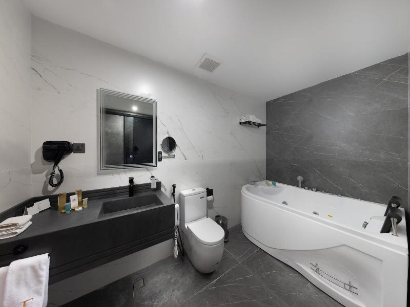 E Hotel image