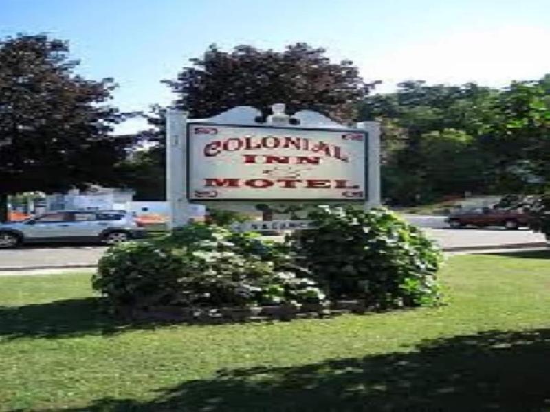 Colonial Inn Creamery — general view