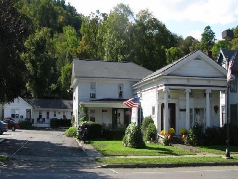Colonial Inn Creamery — general view