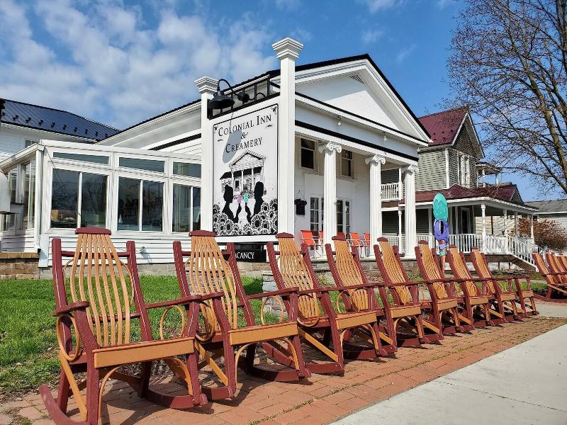 Colonial Inn Creamery — general view