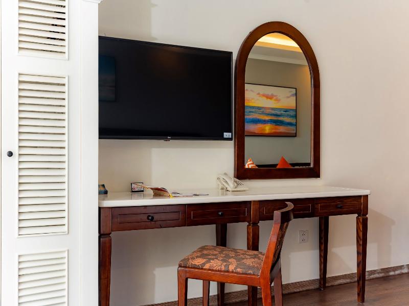 D'lioro Hotel And Resort image
