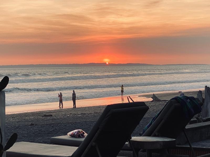 WIDE SANDS Beach Retreat image