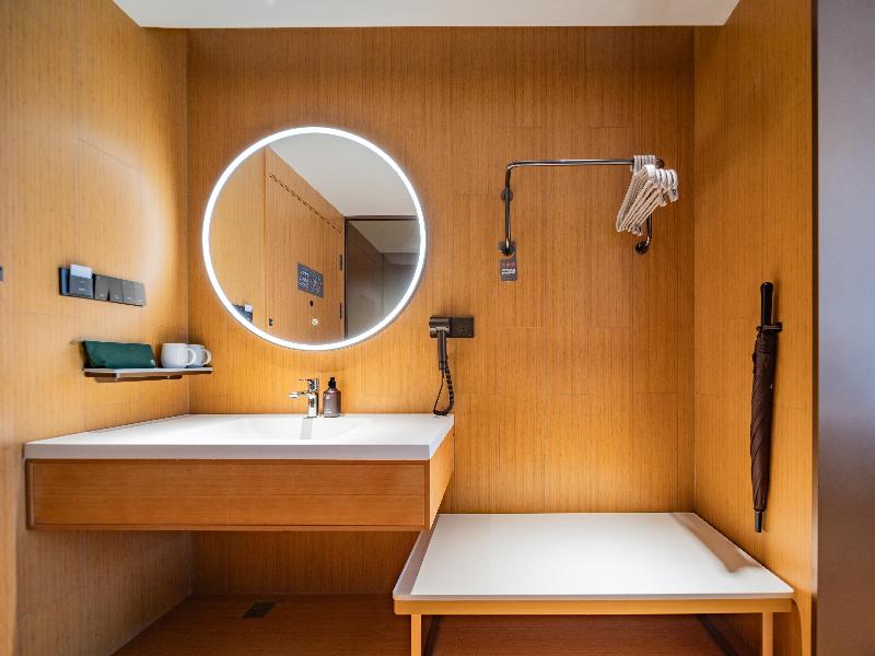 Business King Room