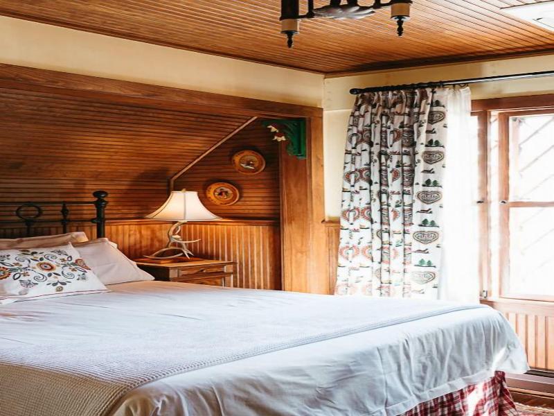 Deer Mountain Inn image