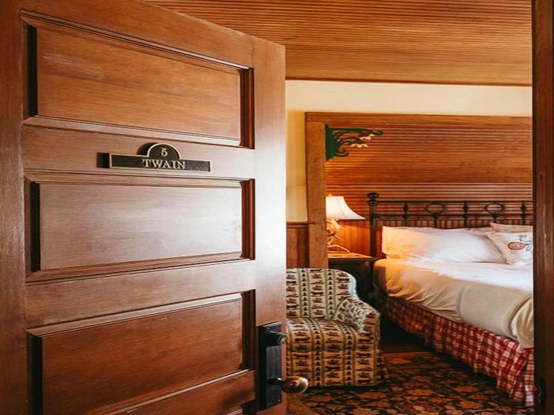 Deer Mountain Inn image