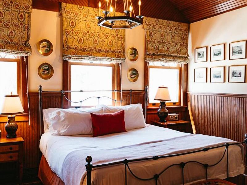 Deer Mountain Inn image