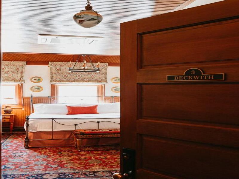 Deer Mountain Inn image