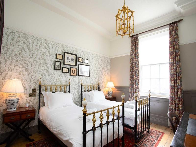 Crown Hotel image