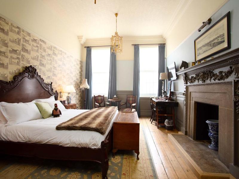 Crown Hotel image