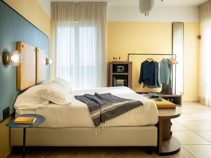 Hotel Jolly Roger image