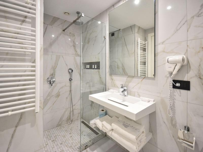 Yacht Hotel image
