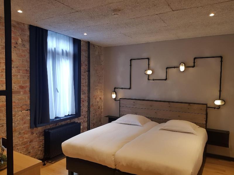 Upstairs Hotel image