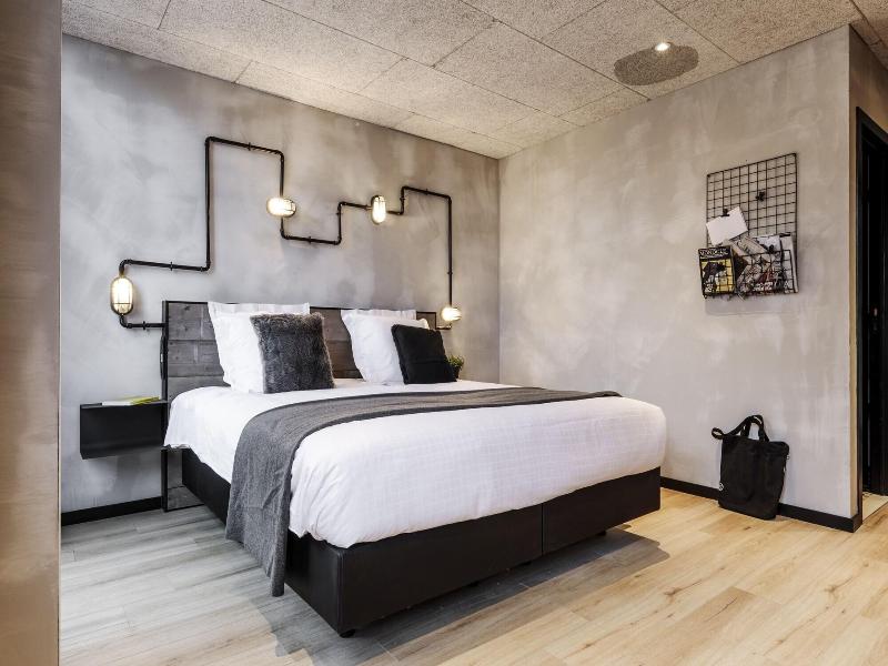 Upstairs Hotel image