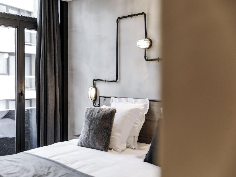 Upstairs Hotel image