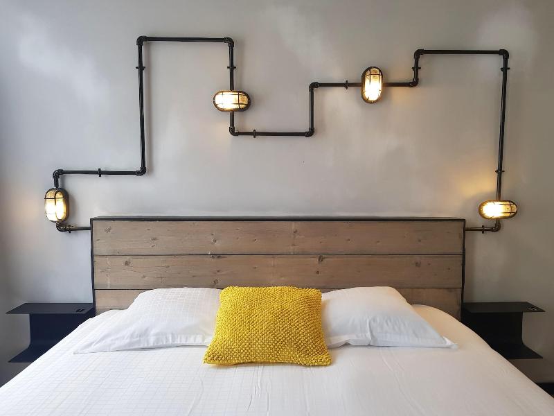 Upstairs Hotel image