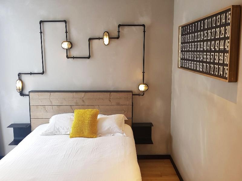 Upstairs Hotel image