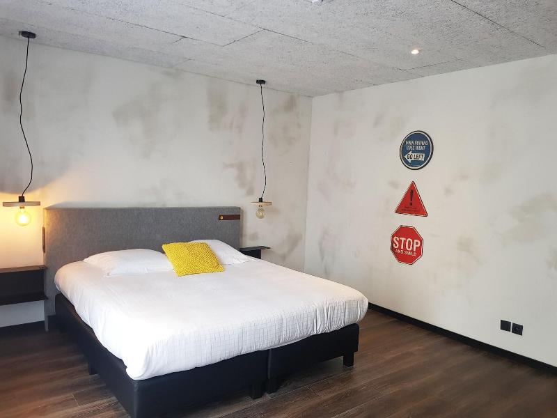 Upstairs Hotel image