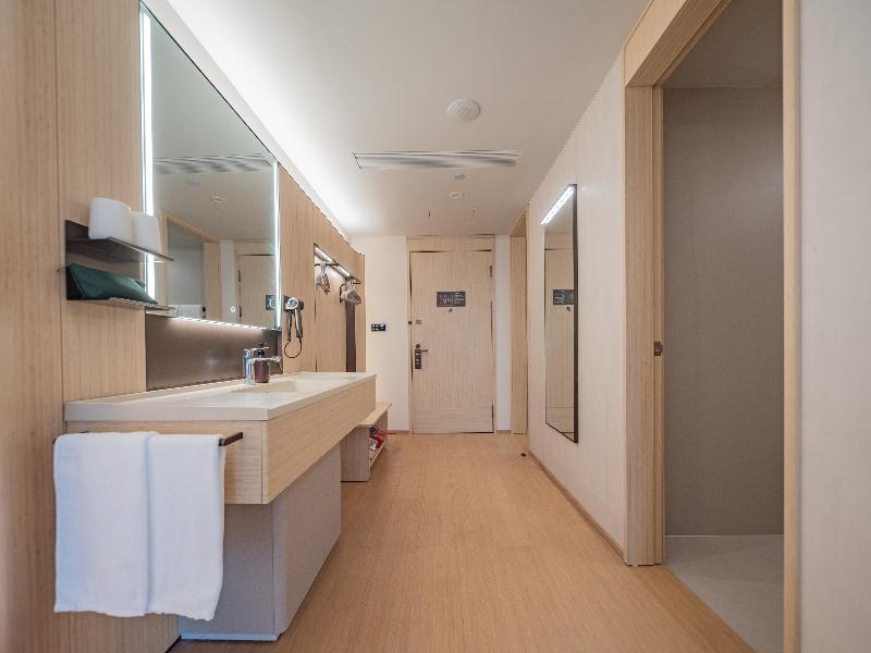 Business King Room