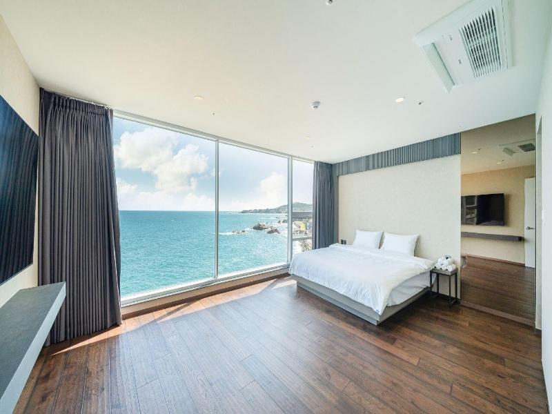 Sharp Flat Hotel image