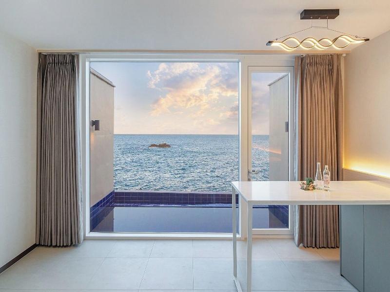 Sharp Flat Hotel image