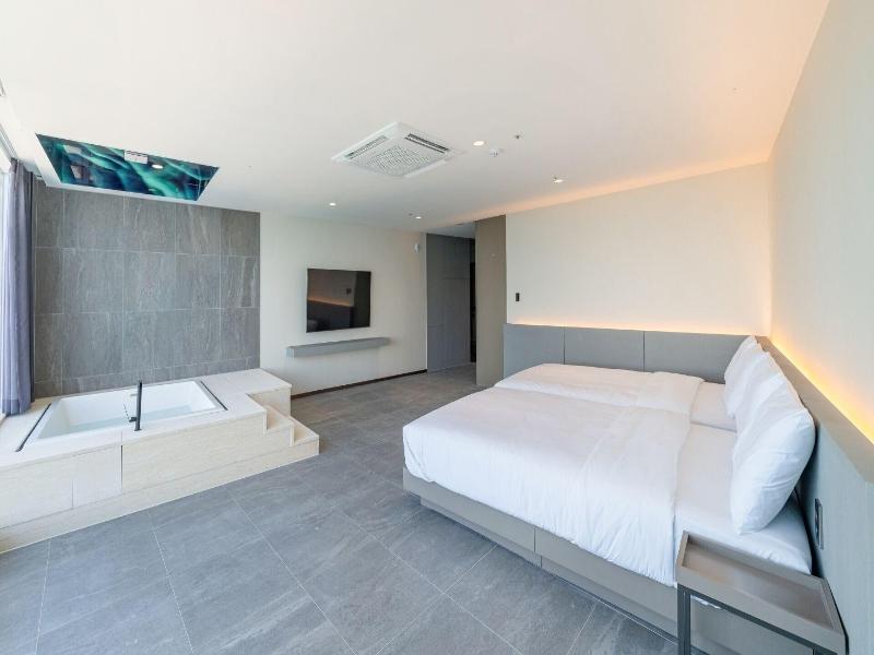 Sharp Flat Hotel image