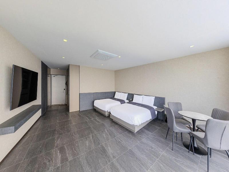 Sharp Flat Hotel image