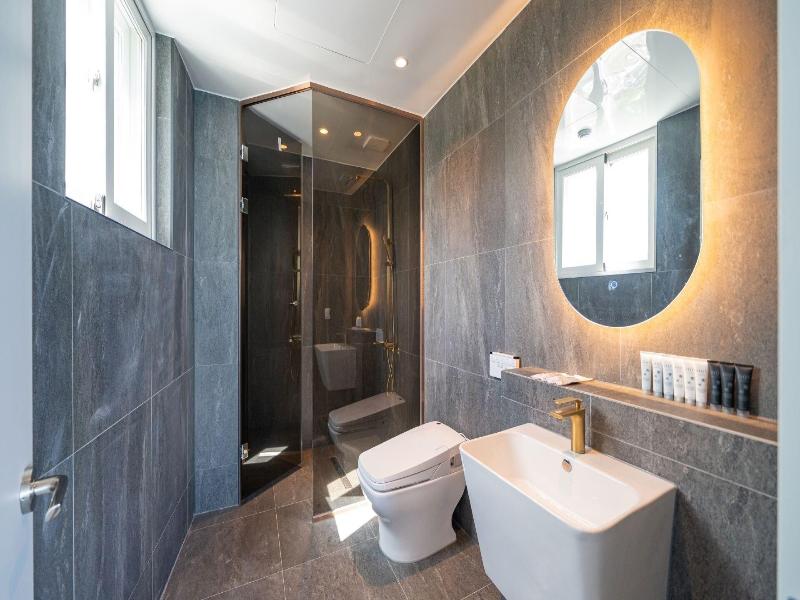 Sharp Flat Hotel image