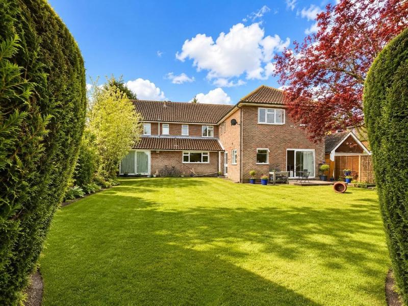 High Trees Gatwick Guest House image