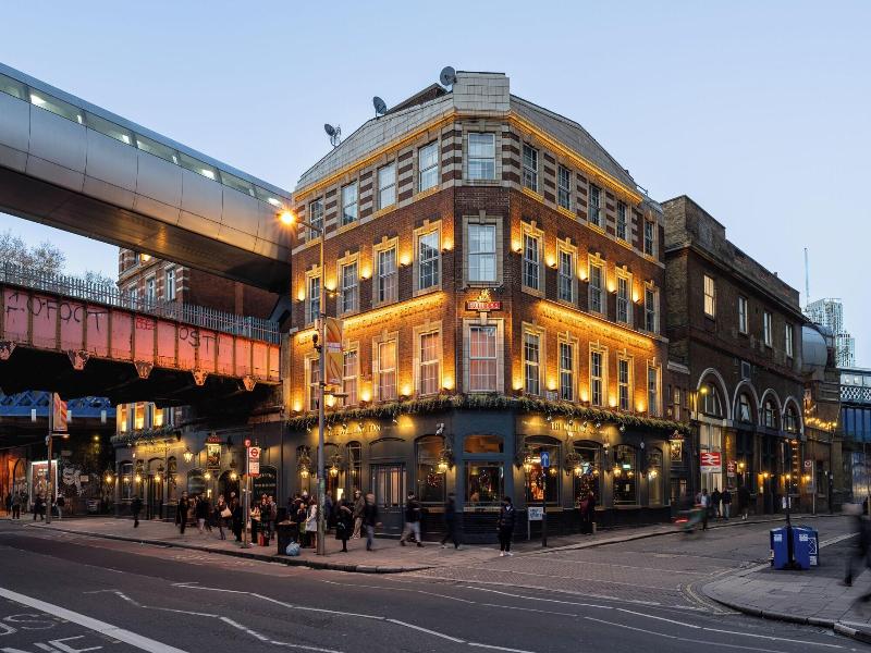 The Wellington Hotel — exterior view