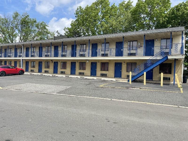 Budget Inn Elizabeth Nj image