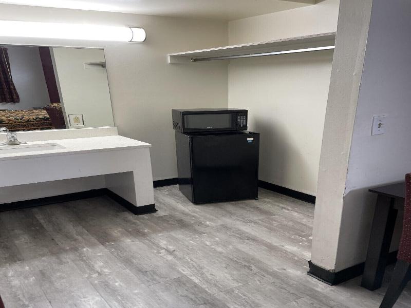 Budget Inn Elizabeth Nj image
