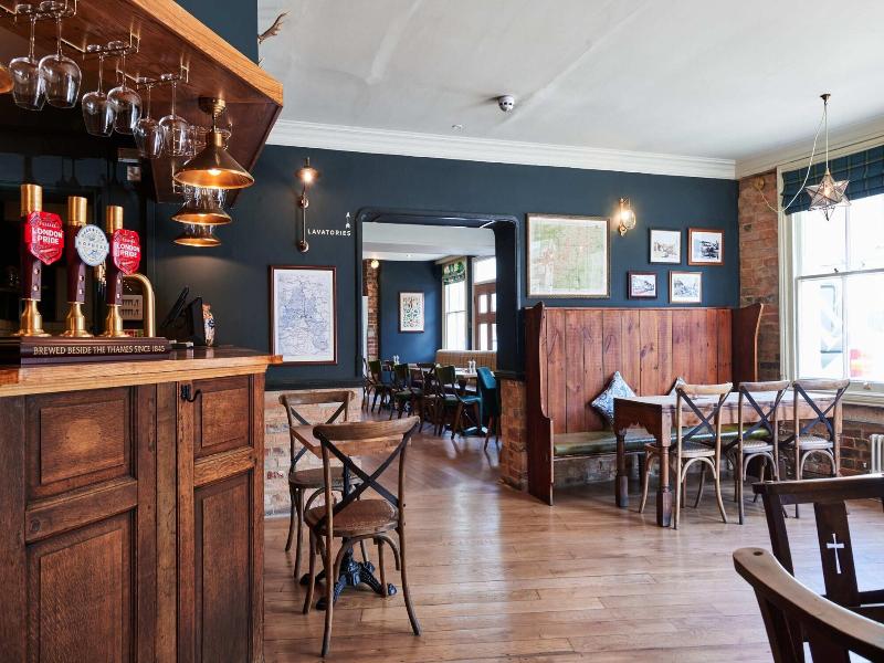 Kings Arms Hotel image