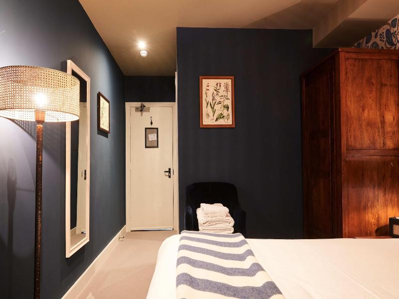 Kings Arms Hotel image