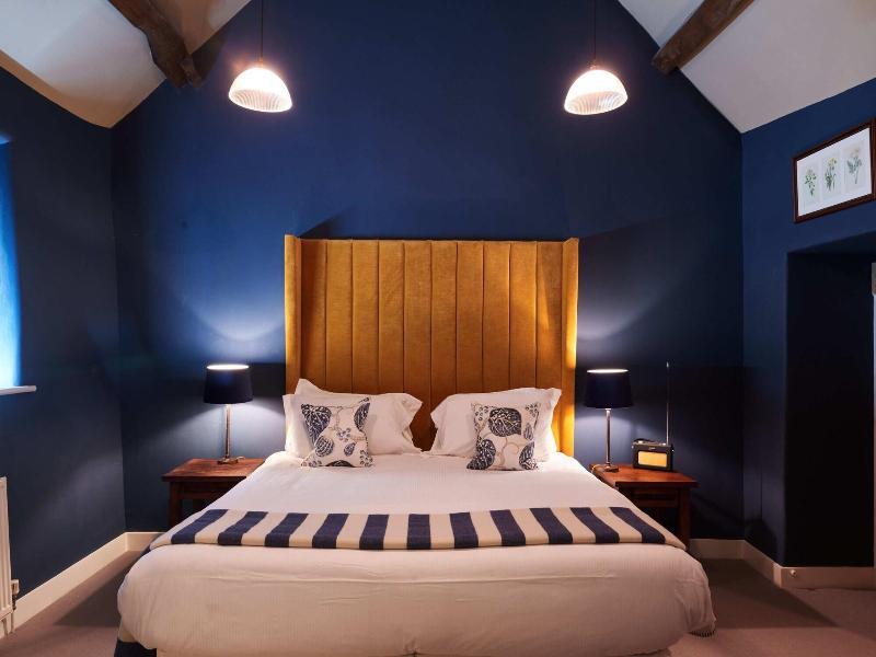 Kings Arms Hotel image