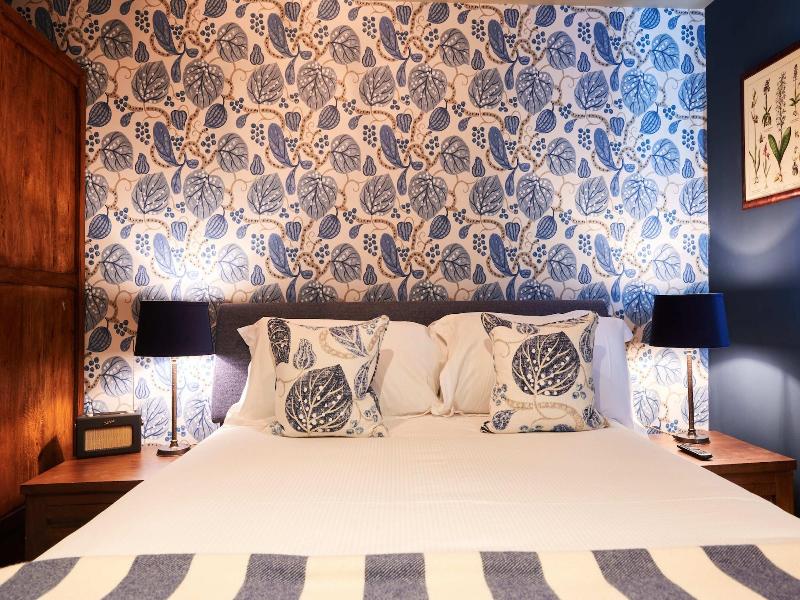 Kings Arms Hotel image