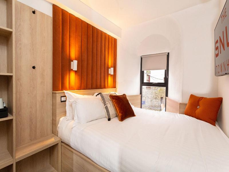 The Snug Townhouse image