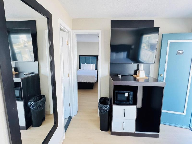 Bel Air Motel image