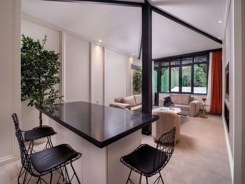 Walton Gardens Pera image